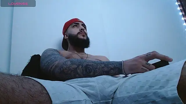 SantiagoHincapiie online show from 05-07-26, 01:11