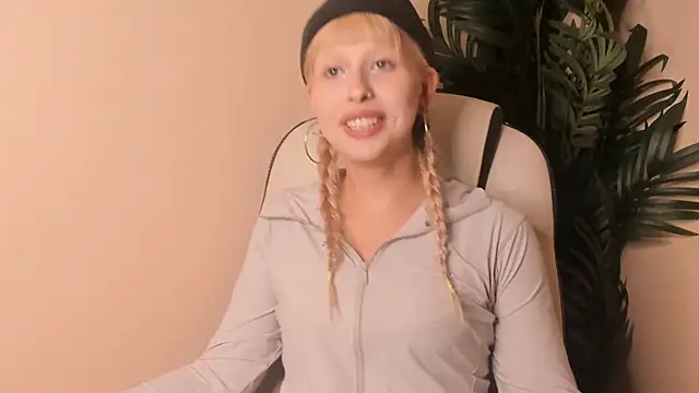 Snapshot of TieraSavell chatting on 02-28-26, 12:06 TieraSavell online show from 02-28-26, 12:06