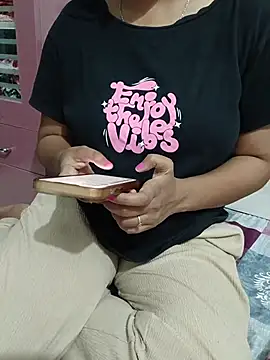 Snapshot of Queenlipx chatting on 03-10-26, 04:12 Queenlipx online show from 03-10-26, 04:12