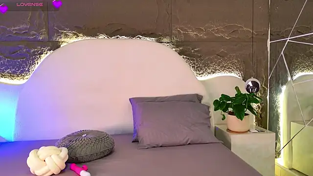 AlessiaAuren online show from 05-17-26, 12:56
