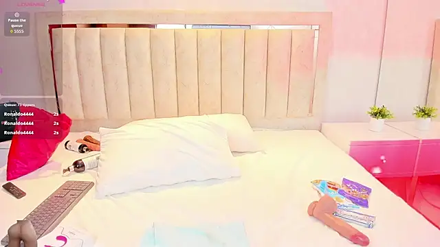 Snapshot of AlaiaMoretti_ chatting on 04-08-26, 11:48 AlaiaMoretti online show from 04-08-26, 11:48