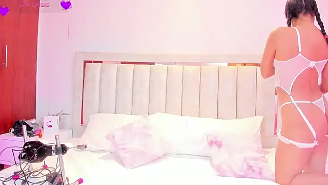 Snapshot of AlaiaMoretti_ chatting on 04-14-26, 12:05 AlaiaMoretti online show from 04-14-26, 12:05