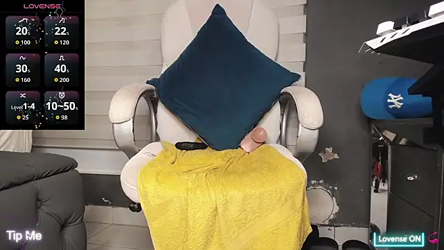 Snapshot of dirty_27cms chatting on 11-23-25, 01:05 dirty 27cms online show from 11-23-25, 01:05