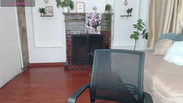 Snapshot of Emma_hassani chatting on 06-11-26, 01:20 Emma hassani online show from 06-11-26, 01:20