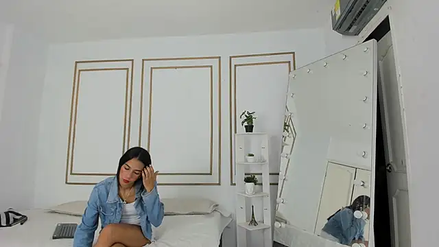 Snapshot of emily_gaviria1 chatting on 03-26-26, 12:11 emily gaviria1 online show from 03-26-26, 12:11