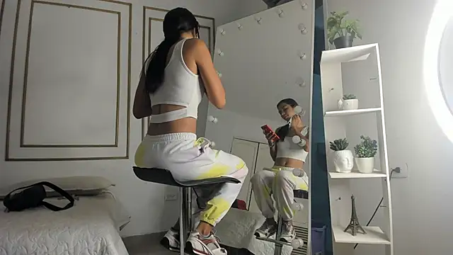 Snapshot of emily_gaviria1 chatting on 04-09-26, 12:10 emily gaviria1 online show from 04-09-26, 12:10