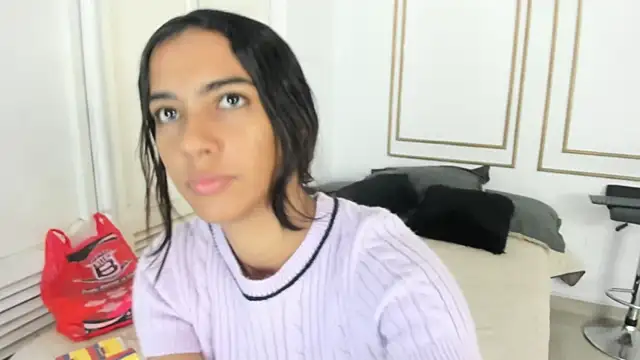 Snapshot of emily_gaviria1 chatting on 06-10-26, 12:15 emily gaviria1 online show from 06-10-26, 12:15