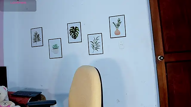 Snapshot of KimTaylorW chatting on 04-07-26, 12:44 KimTaylorW online show from 04-07-26, 12:44