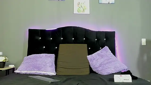 Snapshot of Eros_Lux chatting on 04-08-26, 12:27 Eros Lux online show from 04-08-26, 12:27