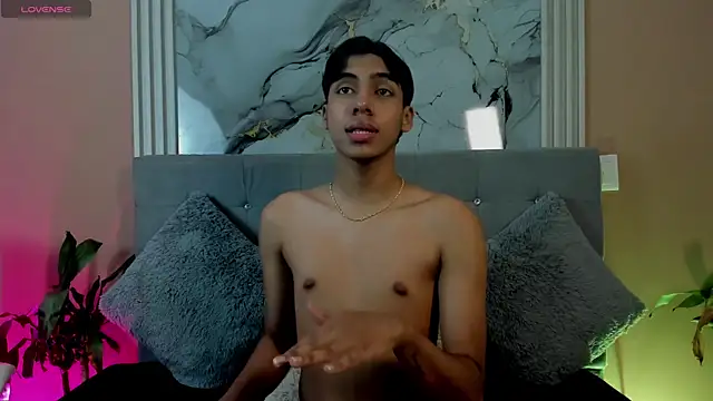 Snapshot of Eros_Lux chatting on 04-15-26, 03:08 Eros Lux online show from 04-15-26, 03:08