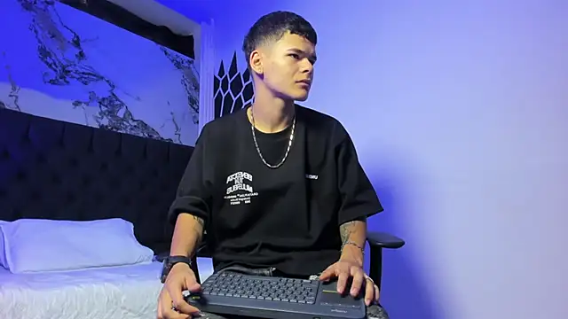 Snapshot of DylanRoyce_ chatting on 03-11-26, 12:44 DylanRoyce online show from 03-11-26, 12:44