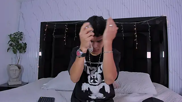 Snapshot of DylanRoyce_ chatting on 03-25-26, 12:44 DylanRoyce online show from 03-25-26, 12:44