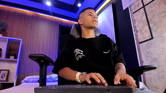 Snapshot of DylanRoyce_ chatting on 04-07-26, 12:16 DylanRoyce online show from 04-07-26, 12:16