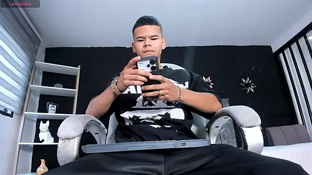 Snapshot of DylanRoyce_ chatting on 04-08-26, 12:38 DylanRoyce online show from 04-08-26, 12:38