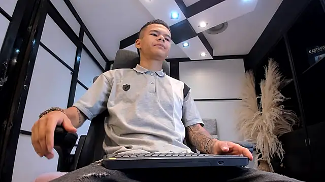 Snapshot of DylanRoyce_ chatting on 04-10-26, 12:32 DylanRoyce online show from 04-10-26, 12:32