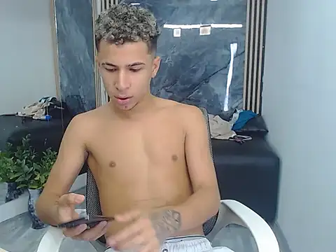 Snapshot of Hollmanhot chatting on 04-07-26, 02:23 Hollmanhot online show from 04-07-26, 02:23