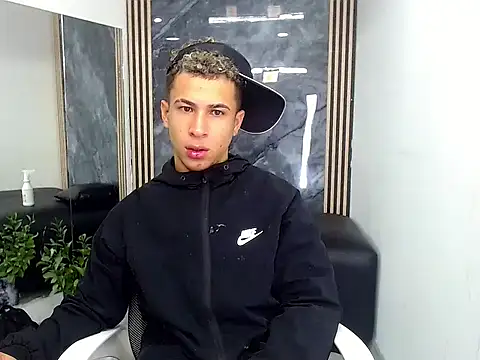 Snapshot of Hollmanhot chatting on 04-15-26, 02:07 Hollmanhot online show from 04-15-26, 02:07