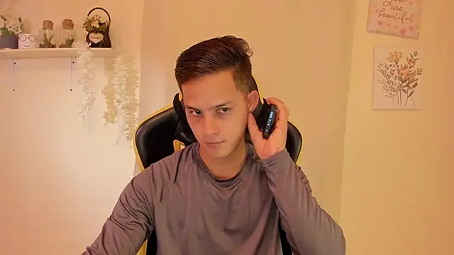 sexy andres01 online show from 05-06-26, 02:11