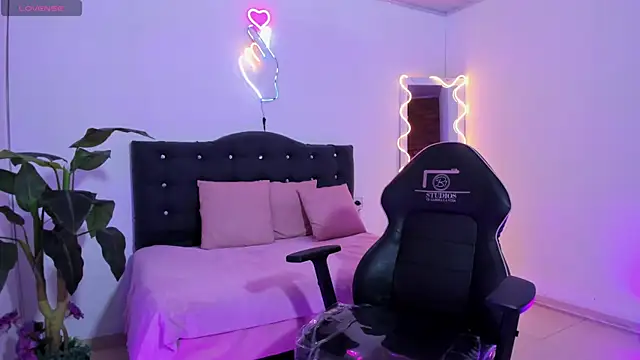 Snapshot of LINDSAY_TAY chatting on 04-09-26, 03:28 LINDSAY TAY online show from 04-09-26, 03:28