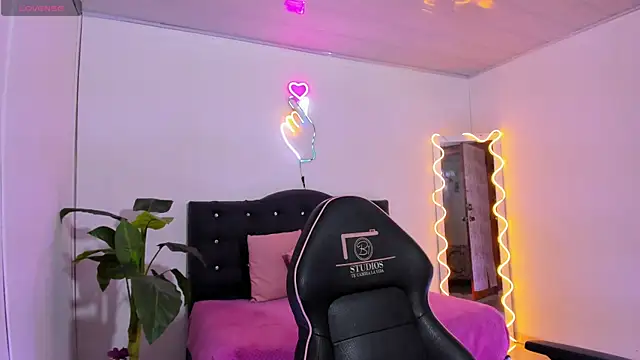 Snapshot of LINDSAY_TAY chatting on 04-11-26, 03:33 LINDSAY TAY online show from 04-11-26, 03:33