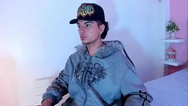 Snapshot of Briian__ chatting on 06-11-26, 12:32 Briian online show from 06-11-26, 12:32