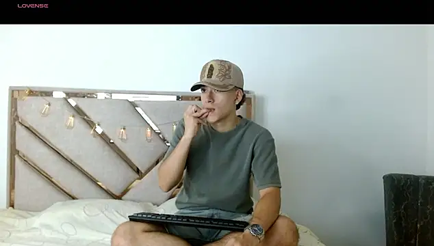 Snapshot of oliver___saint chatting on 03-07-26, 12:07 oliver saint online show from 03-07-26, 12:07