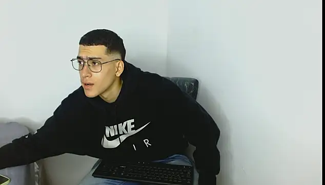 Snapshot of oliver___saint chatting on 03-12-26, 11:11 oliver saint online show from 03-12-26, 11:11