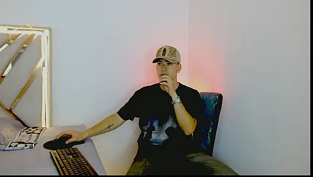 Snapshot of oliver___saint chatting on 03-17-26, 11:08 oliver saint online show from 03-17-26, 11:08