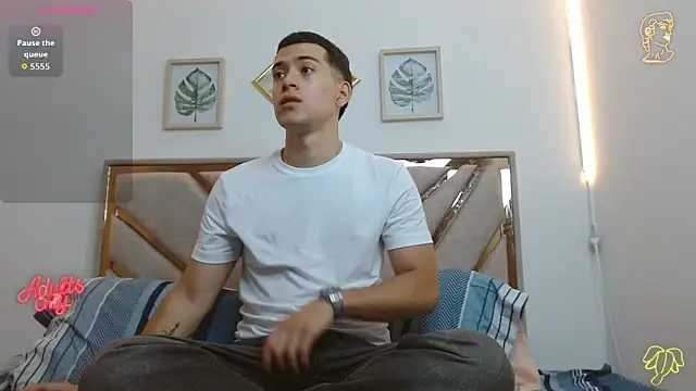 Snapshot of oliver___saint chatting on 04-14-26, 11:33 oliver saint online show from 04-14-26, 11:33