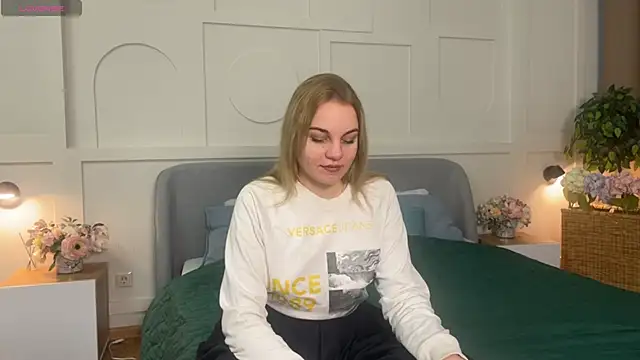 Snapshot of Glow_Margo chatting on 03-12-26, 01:23 Glow Margo online show from 03-12-26, 01:23