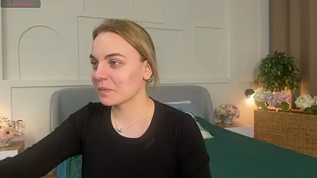 Snapshot of Glow_Margo chatting on 03-13-26, 01:23 Glow Margo online show from 03-13-26, 01:23