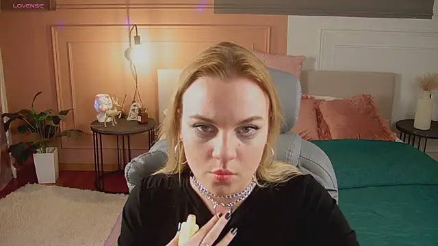 Snapshot of Glow_Margo chatting on 04-06-26, 12:52 Glow Margo online show from 04-06-26, 12:52