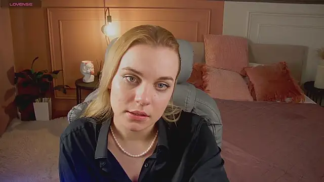 Snapshot of Glow_Margo chatting on 04-11-26, 12:59 Glow Margo online show from 04-11-26, 12:59