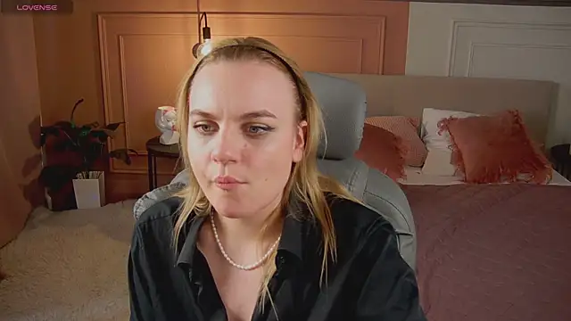 Snapshot of Glow_Margo chatting on 04-11-26, 07:45 Glow Margo online show from 04-11-26, 07:45