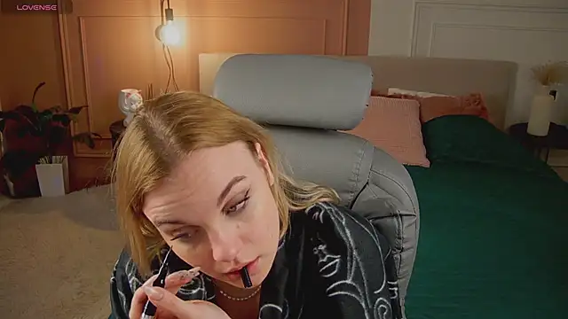 Snapshot of Glow_Margo chatting on 04-12-26, 01:10 Glow Margo online show from 04-12-26, 01:10