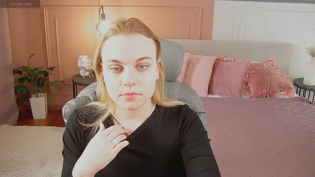 Snapshot of Glow_Margo chatting on 04-14-26, 01:11 Glow Margo online show from 04-14-26, 01:11