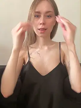 Snapshot of CarolinaMaison chatting on 03-16-26, 06:28 CarolinaMaison online show from 03-16-26, 06:28