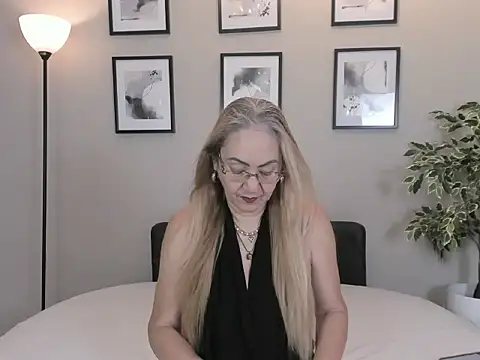 Snapshot of Victoria_Firee chatting on 04-12-26, 12:21 Victoria Firee online show from 04-12-26, 12:21