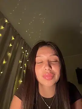 Snapshot of Fragile_Tease chatting on 03-28-26, 03:11 Fragile Tease online show from 03-28-26, 03:11