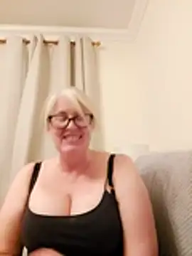 FlirtyFleur-x online show from 04-15-26, 08:09