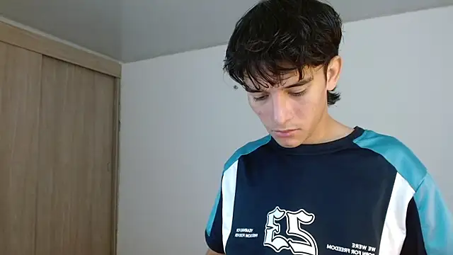 Snapshot of noah_millerx chatting on 06-17-26, 07:04 noah millerx online show from 06-17-26, 07:04