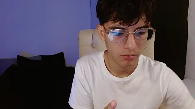 Snapshot of noah_millerx chatting on 07-12-26, 08:22 noah millerx online show from 07-12-26, 08:22