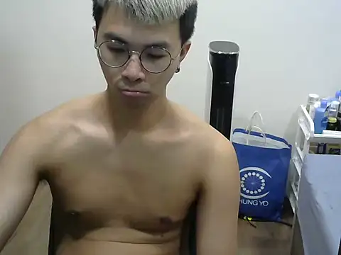 Snapshot of silverwolfwoof chatting on 05-08-26, 04:34 silverwolfwoof online show from 05-08-26, 04:34