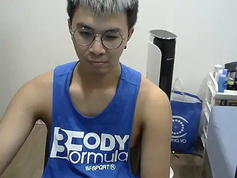 Snapshot of silverwolfwoof chatting on 05-09-26, 04:34 silverwolfwoof online show from 05-09-26, 04:34
