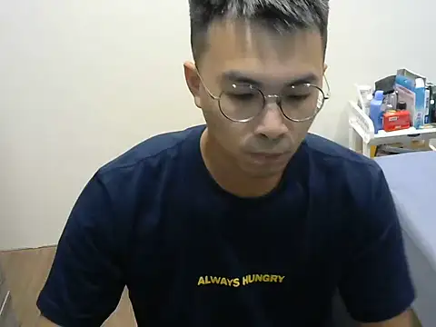 Snapshot of silverwolfwoof chatting on 05-20-26, 12:11 silverwolfwoof online show from 05-20-26, 12:11