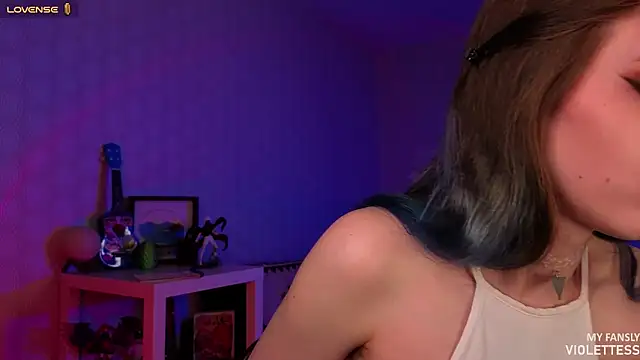 Snapshot of violettess chatting on 05-20-26, 04:24 violettess online show from 05-20-26, 04:24