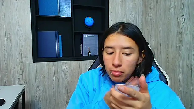 Snapshot of LilyRossi_ chatting on 05-01-26, 12:10 LilyRossi online show from 05-01-26, 12:10