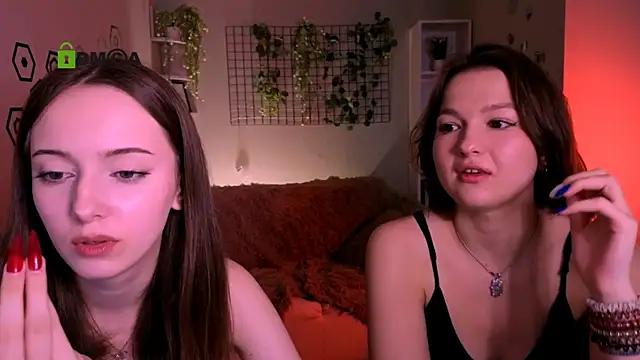Snapshot of chloe_ley chatting on 05-18-26, 07:09 chloe ley online show from 05-18-26, 07:09
