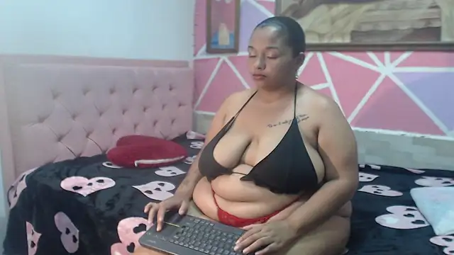 Snapshot of Doll_rihana chatting on 05-28-26, 01:25 Doll rihana online show from 05-28-26, 01:25