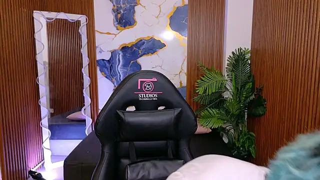 Snapshot of Lyra_tay chatting on 05-27-26, 01:57 Lyra tay online show from 05-27-26, 01:57